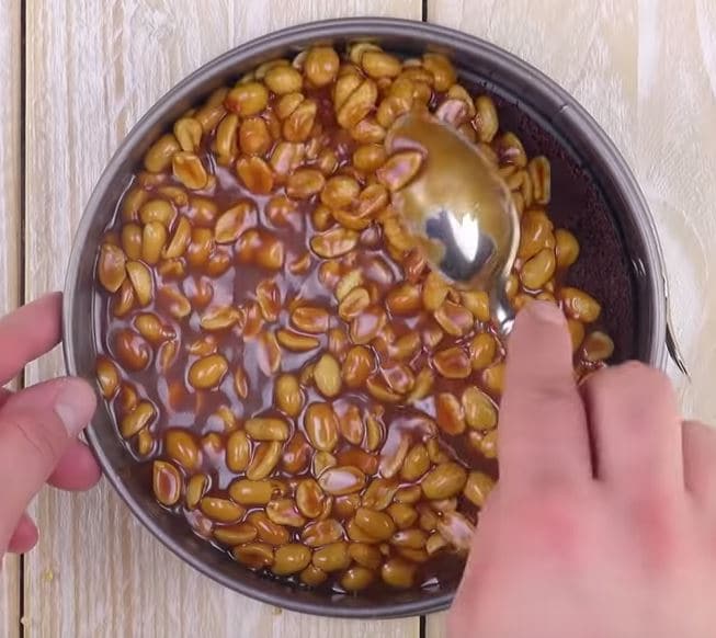 Comment préparer le Gâteau aux Snickers etape 3